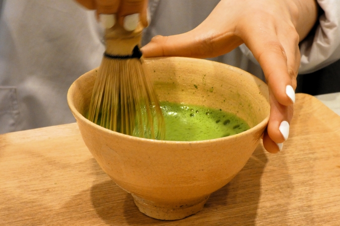 田頭茶舗＆ゆい庵 福岡赤坂店　抹茶を点てている様子