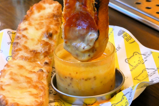 PERFECT BEER STAND 福岡　ピザをディップする様子