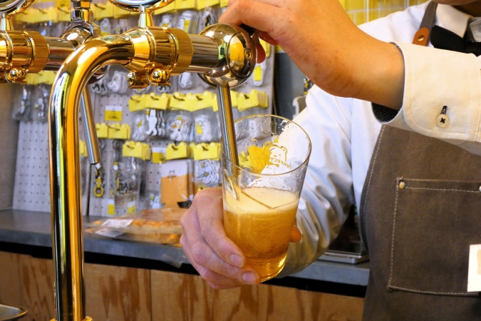 PERFECT BEER STAND 福岡　語り注ぎ　ビールを注ぐシーン