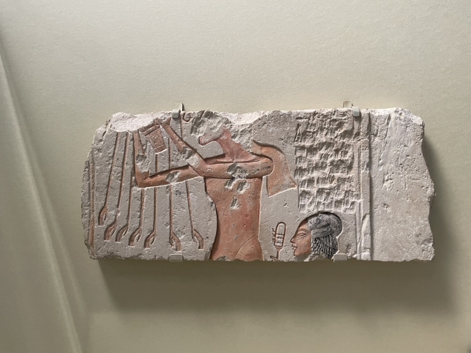 アテン神に物を捧げるアクエンアテン王とその娘のレリーフ ブルックリン博物館所蔵 古代エジプト