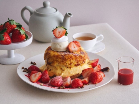 ビブリオテーク　ごろごろ“あすかルビー”いちごと焦がしブリュレのパンケーキ いちごソース