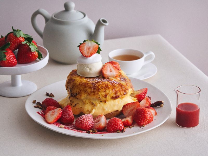 ビブリオテーク　ごろごろ“あすかルビー”いちごと焦がしブリュレのパンケーキ いちごソース