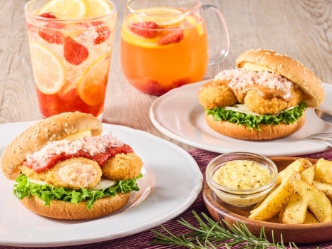 フレッシュネスバーガー　オオズワイガニのクリームコロッケバーガー　あまおうクラフトレモネード