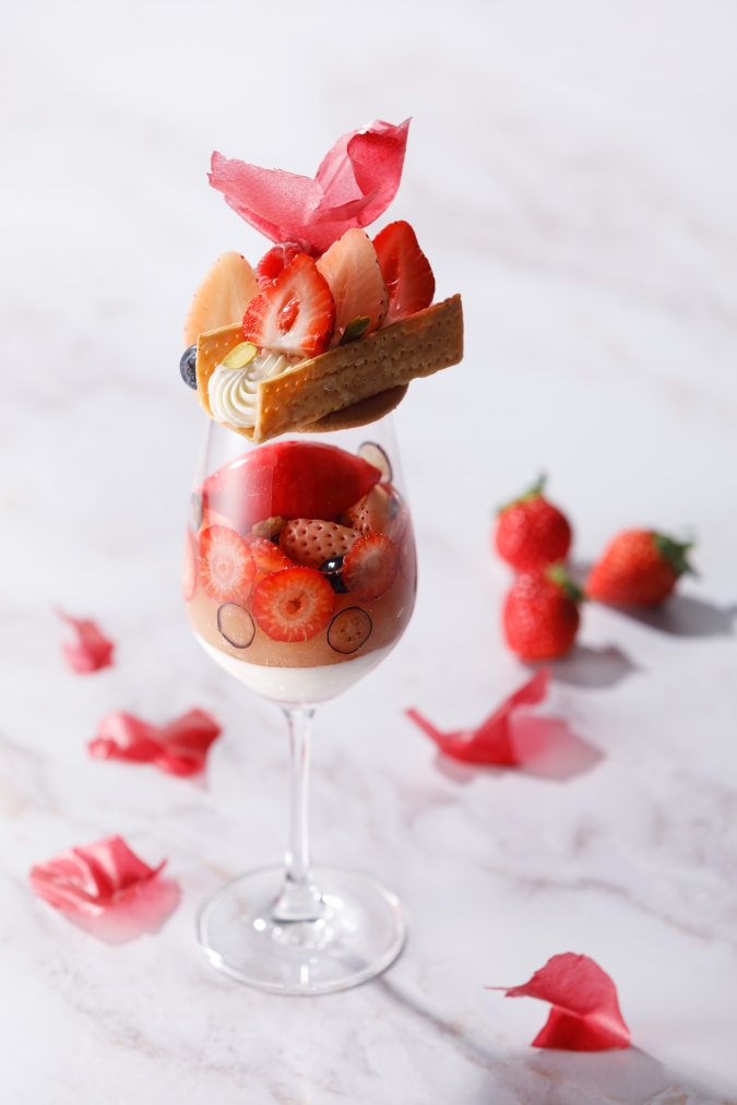 グランドハイアット福岡　ストロベリーオブセッション2026　苺とココナッツのパフェ