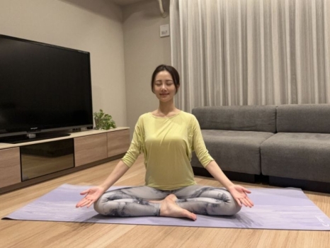 朝ヨガ　スカーサナ（安楽座のポーズ）