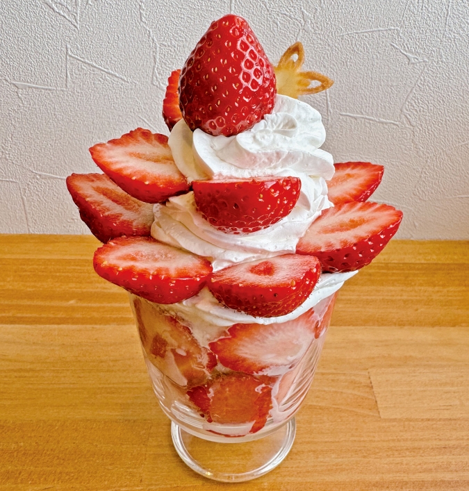 【光の道開運スイーツフェアvol.７】K’smom cafe（ケイズマムカフェ）「光の道 福津あまおう ピンスパフェ」