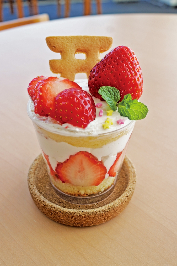 【光の道開運スイーツフェアvol.７】カメリア・カフェ「光の道 いちごカップケーキ」