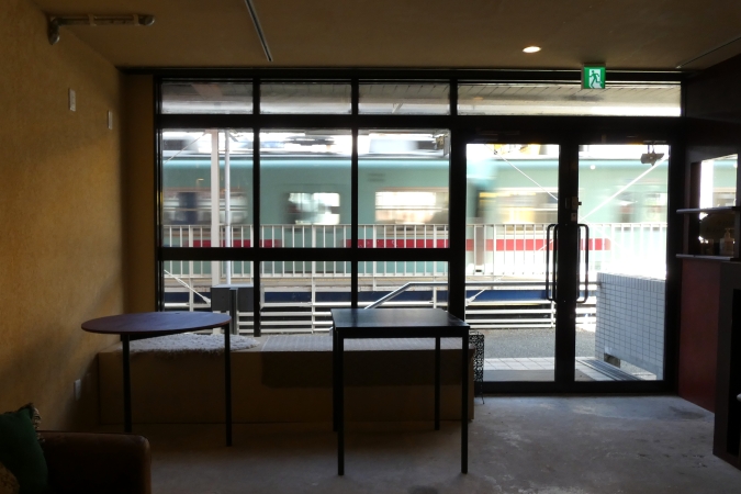 喫茶今日 店内から西鉄電車が見える様子