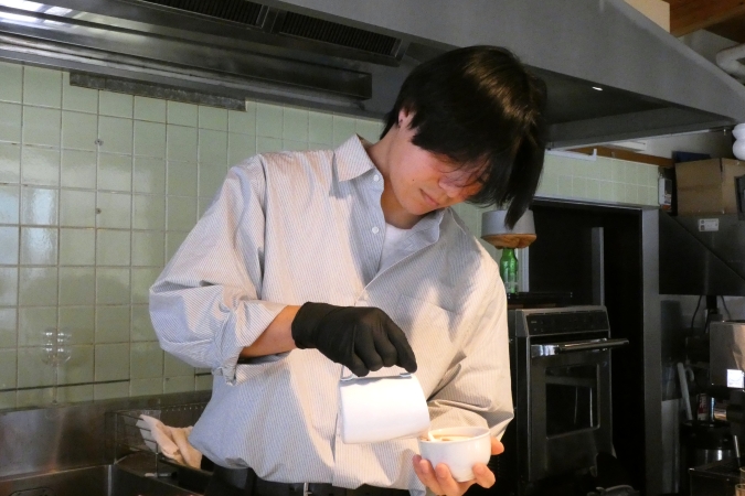 Canvas　店主さんがラテアートをしている様子