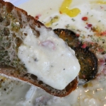 en coffee　さつまいものポタージュにバゲットをつける様子