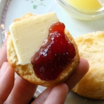 Sarah TEA TIME　スコーンにバターとジャムをのせた様子