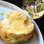 Sarah TEA TIME　スコーンに蜂蜜をのせた様子