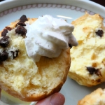 Sarah TEA TIME　スコーンにクリームをのせている様子