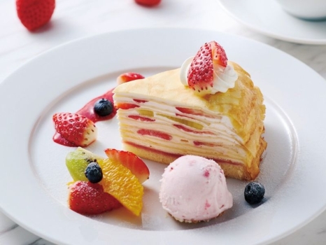 カフェモロゾフ　春いちごとキウイフルーツのミルクレープ