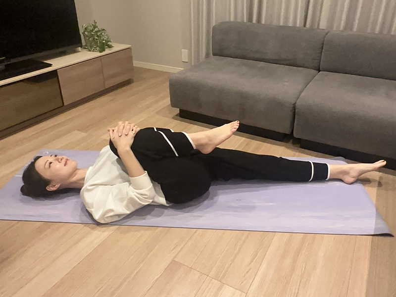 坂井汐梨・夜ヨガ/仰向けのねじりのポーズ