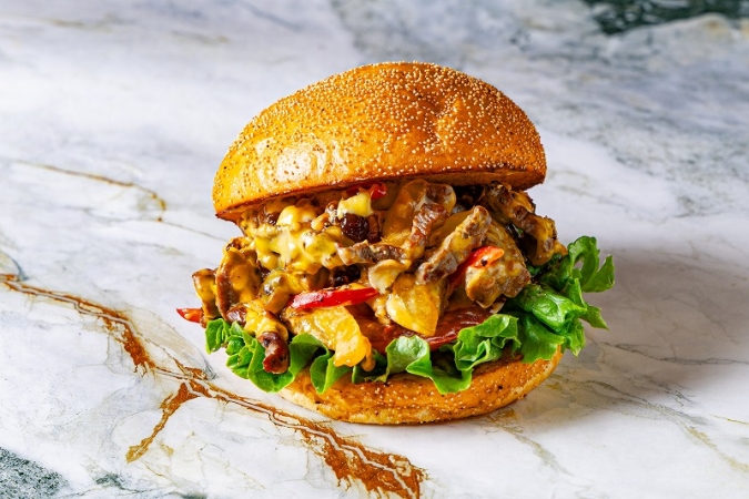 THE CRAFT Bar and Grill スライスビーフ・ステーキチーズバーガー