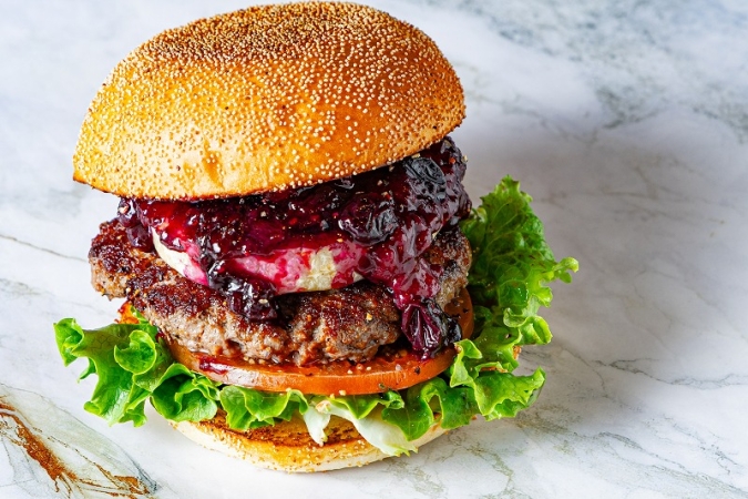 THE CRAFT Bar and Grill カマンベールチーズ&ベリーソース・バーガー