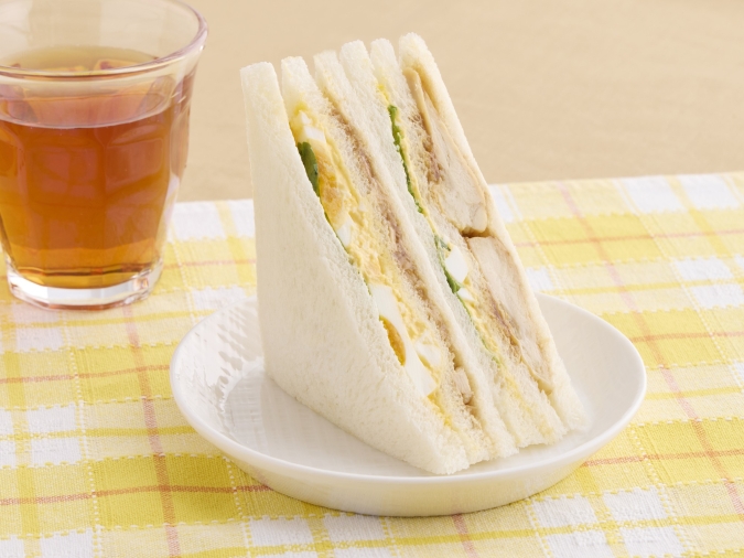 ミニストップ　香ばしい照焼きチキンとたまごサンド