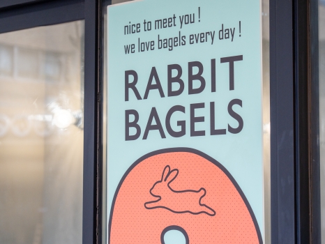 RABBIT BAGELS 六本松店 サイン