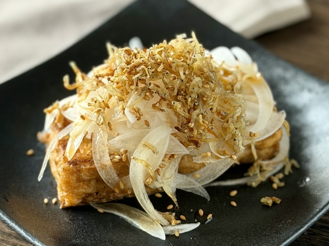 厚揚げと新たまねぎのカリカリじゃこのっけ