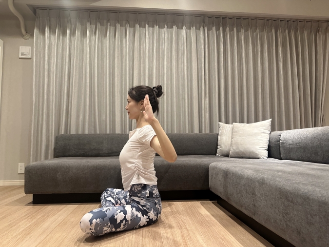 息を吐きながら肘を曲げ、肩甲骨をギュッと引き寄せ、胸を大きく開く。