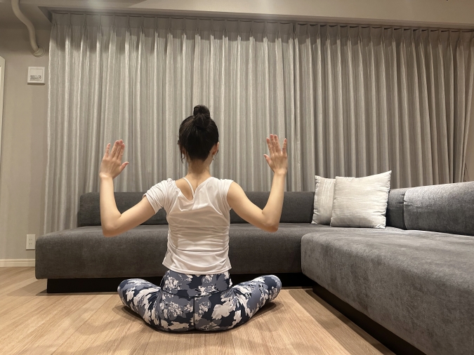 息を吐きながら肘を曲げ、肩甲骨をギュッと引き寄せ、胸を大きく開く。