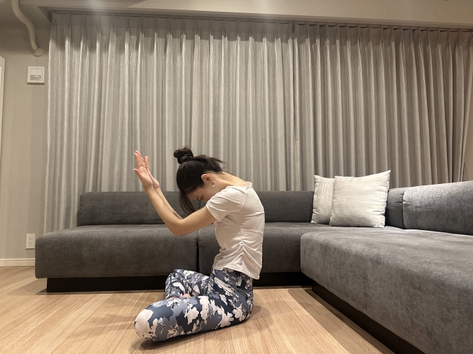 吐きながら、今度は両肘を顔の前でタッチするように合わせ、肩甲骨を大きく開く。
