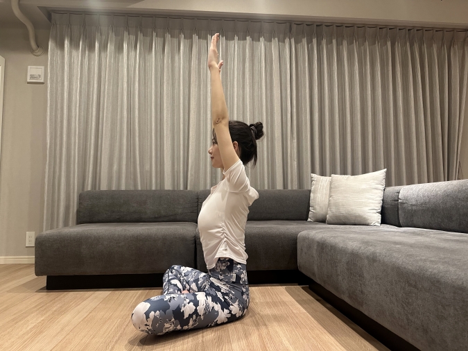 バンザイで大きく背伸びをする。