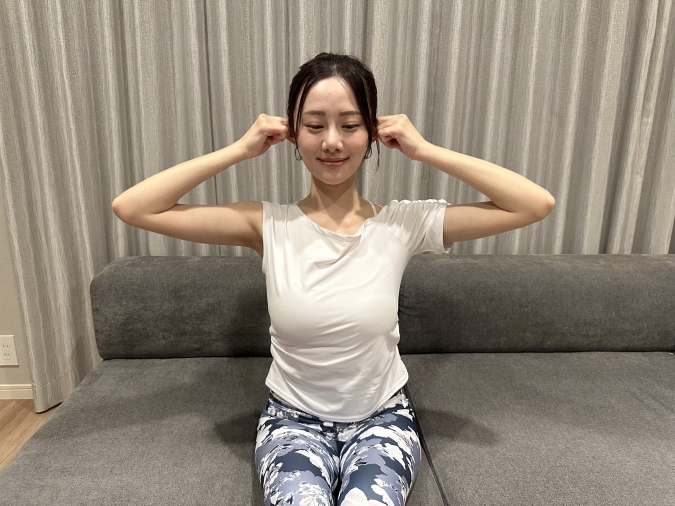 両手で耳をつかみ、やさしく引っ張りながらゆっくり耳全体をほぐす。