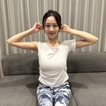 そのまま耳全体をつかみ、上下に軽くねじるように動かす。