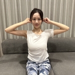 そのまま耳全体をつかみ、上下に軽くねじるように動かす。