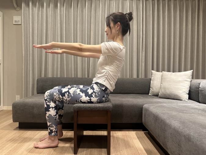 鼻から息を吸い、吐きながら骨盤を後ろに倒し、背中を丸めながら上体をゆっくり後ろへ倒す。