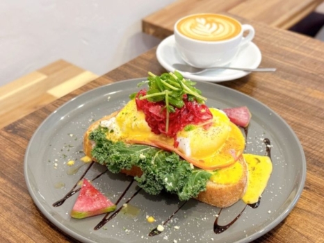 TJ'S COFFEE HOUSE　エッグベネディクト　フラットホワイト