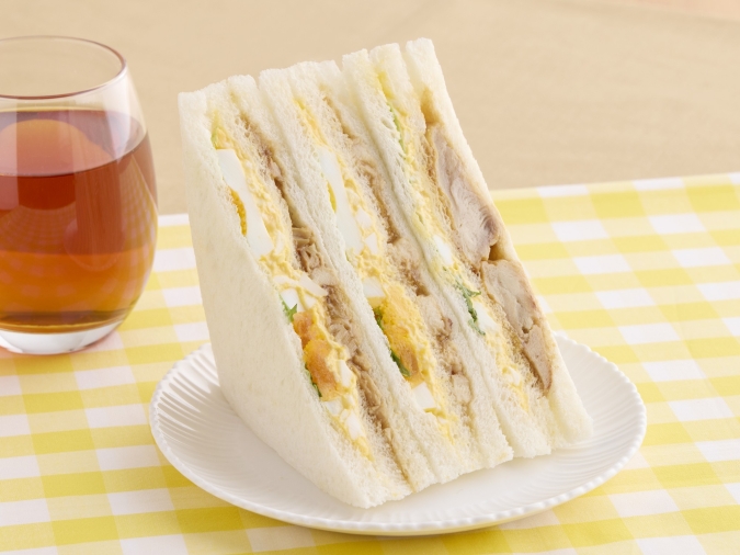 ミニストップ　香ばしい照焼きチキンとたまごサンド　増量