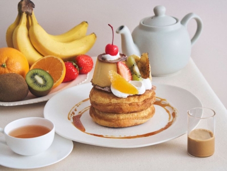 カフェ＆ブックス ビブリオテーク　プリンアラモードパンケーキ 黒糖ミルクティーキャラメルソース