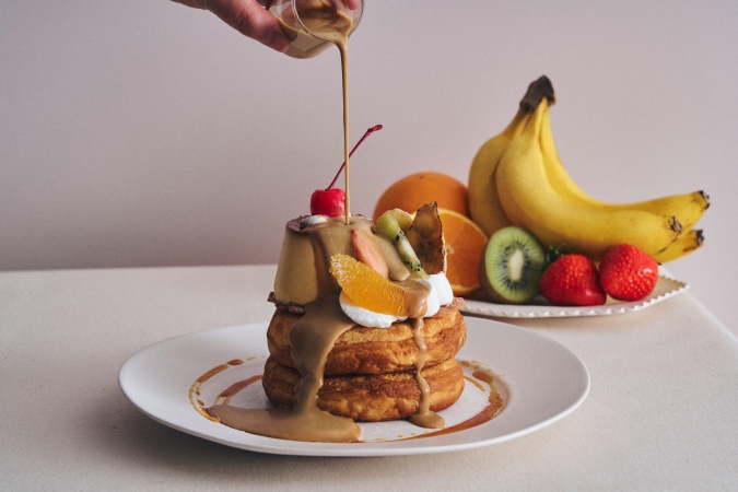 カフェ&ブックス ビブリオテーク プリンアラモードパンケーキ 黒糖ミルクティーキャラメルソース