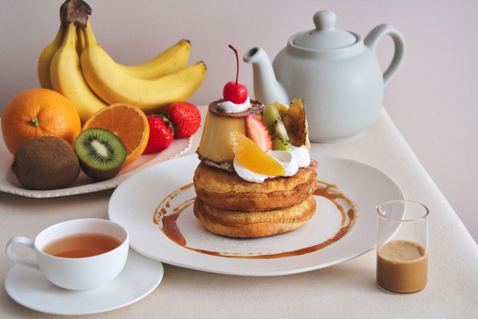 カフェ&ブックス ビブリオテーク プリンアラモードパンケーキ 黒糖ミルクティーキャラメルソース