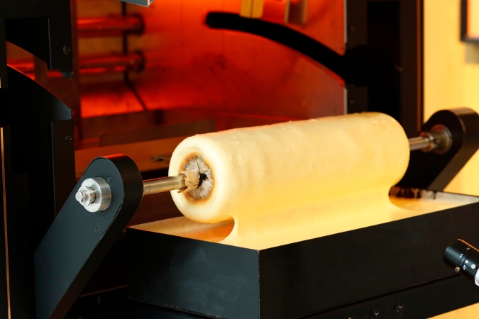 バウムクーヘン博覧会2026　AI職人「THEO」の「焼きたてバウムクーヘン」