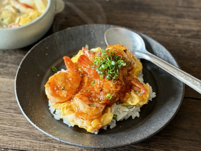 ワンパンレシピ「エビチリ卵丼」／中願寺あゆみ
