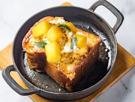 「The CRAFT Bar and Grill（ザ クラフト バー アンド グリル）」期間限定商品／飲めるフレンチトースト マンゴー & フレッシュリリコイソース