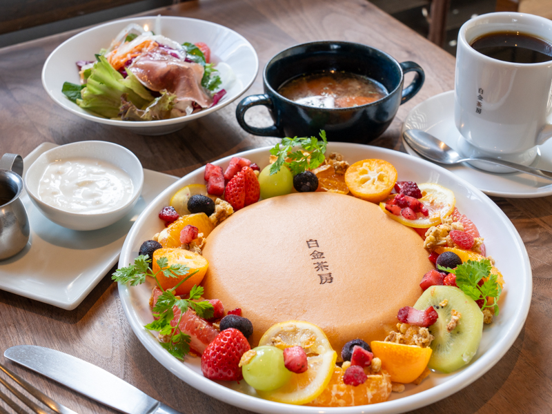 白金茶房 季節のフルーツとミックスベリーパンケーキ