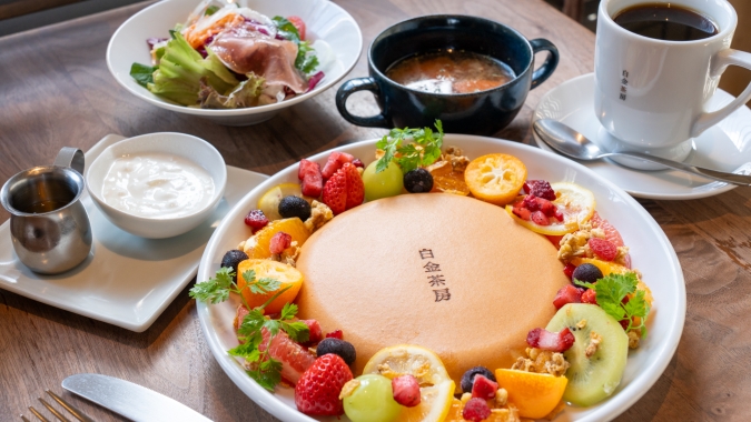 白金茶房 季節のフルーツとミックスベリーパンケーキ