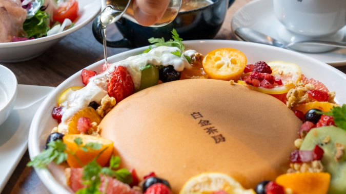 白金茶房 季節のフルーツとミックスベリーパンケーキ