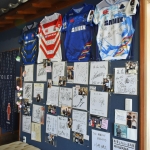 店内の壁にはユニフォームとサインが並ぶ