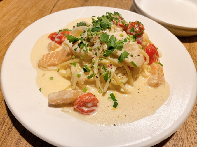 ビストロレグナ　サーモンのレモンクリームパスタ