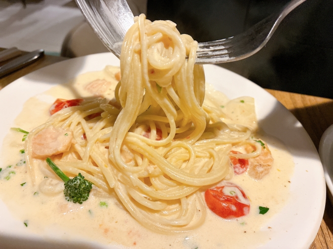 ビストロレグナ　サーモンのレモンクリームパスタ