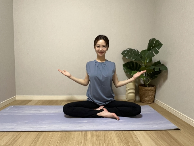 息を吐きながら、肘をゆっくり後ろへ引き、肩甲骨を中央に引き寄せる。