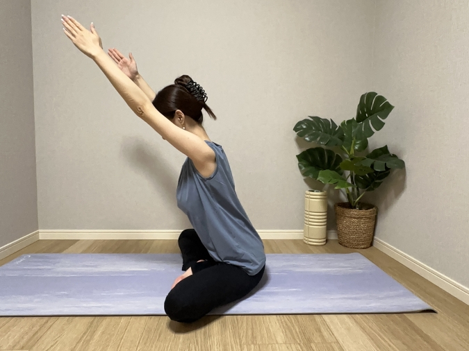 息を吐きながら、腕を前に伸ばすように上体を少し前に倒す。