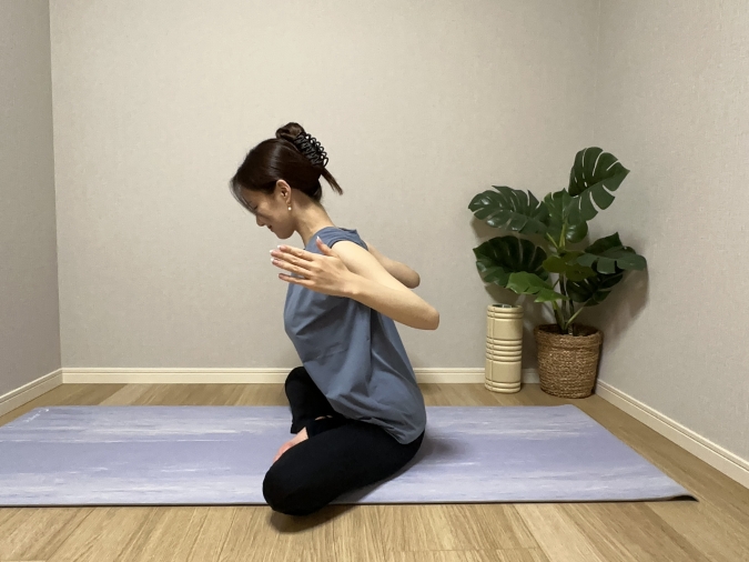 そこから肘を後ろへ引き、肩甲骨を中央に引き寄せる。