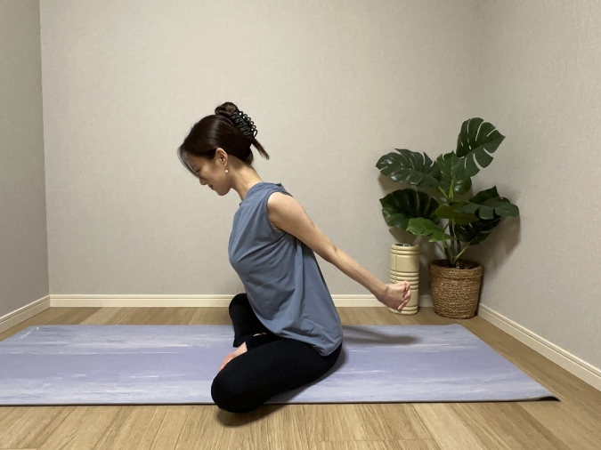 次に、両手を後ろで組む。